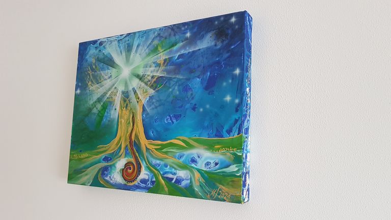 Gemälde einer leuchtenden, strahlenförmigen Baumfigur mit fließenden grünen und blauen Elementen vor einem dunklen, sternenbesetzten Hintergrund.