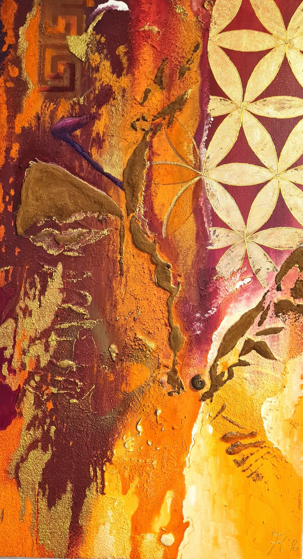 Abstraktes Gemälde mit warmen Orange-, Rot- und Gelbtönen, goldenen Akzenten und dekorativen Blütenmustern auf der rechten Seite.