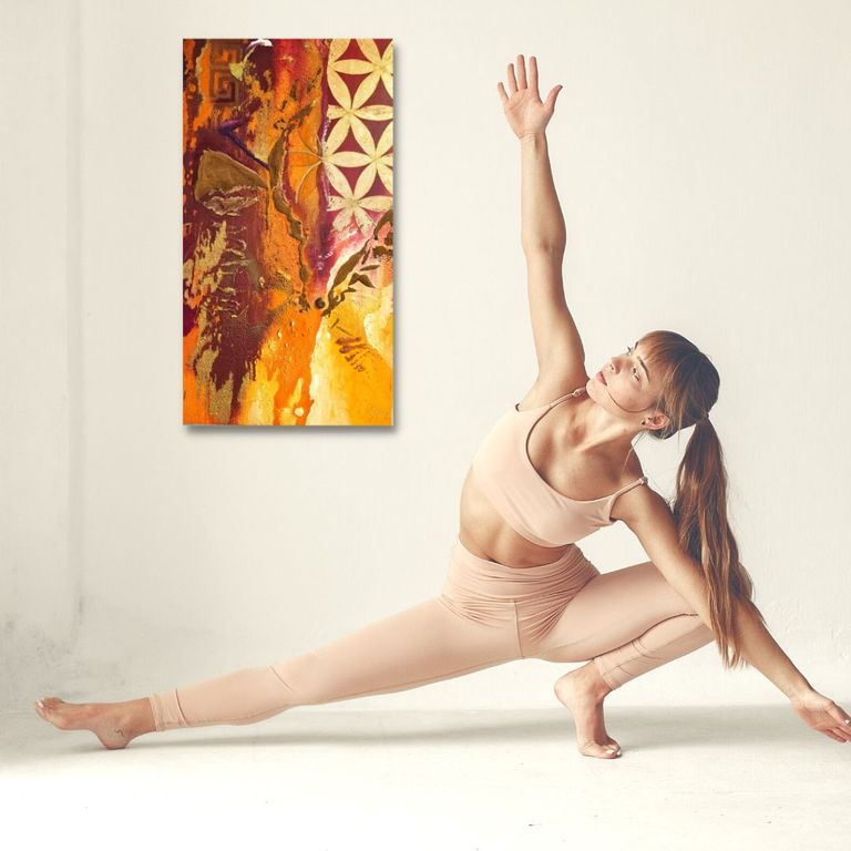 Frau in sportlicher Bekleidung führt in einem weißen Raum eine Dehnungs- oder Yoga-Übung mit einem seitlichen Ausfallschritt und erhobenem Arm aus, an der Wand hängt ein farbenfrohes abstraktes Gemälde.