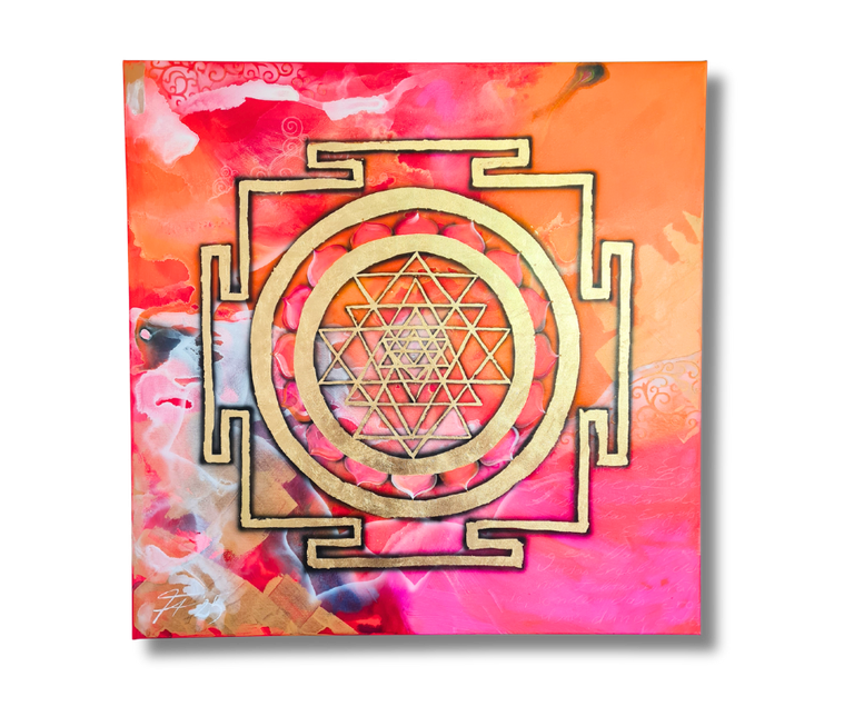 Goldener Sri Yantra mit mehreren überlappenden Dreiecken und konzentrischen Kreisen vor einem Hintergrund aus roten, pinken und orangefarbenen Aquarellflecken.