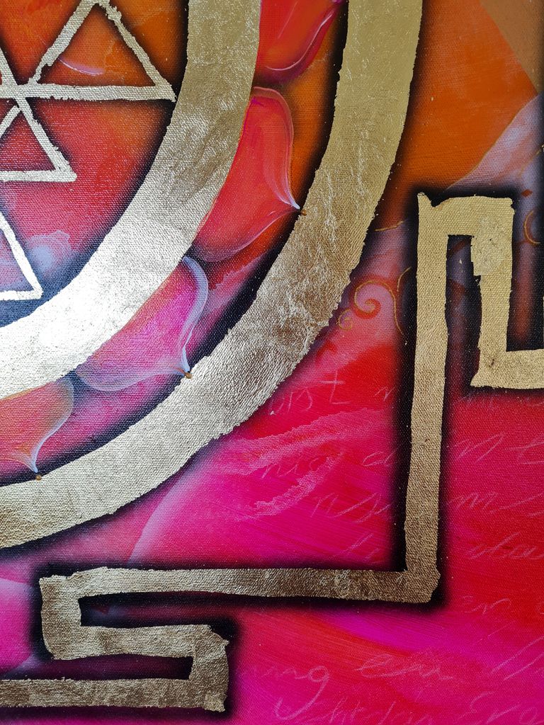 Nahaufnahme eines goldenen Sri Yantra, dargestellt auf einem farbenfrohen Hintergrund mit Rot- und Pinktönen und abstrakten Formen.