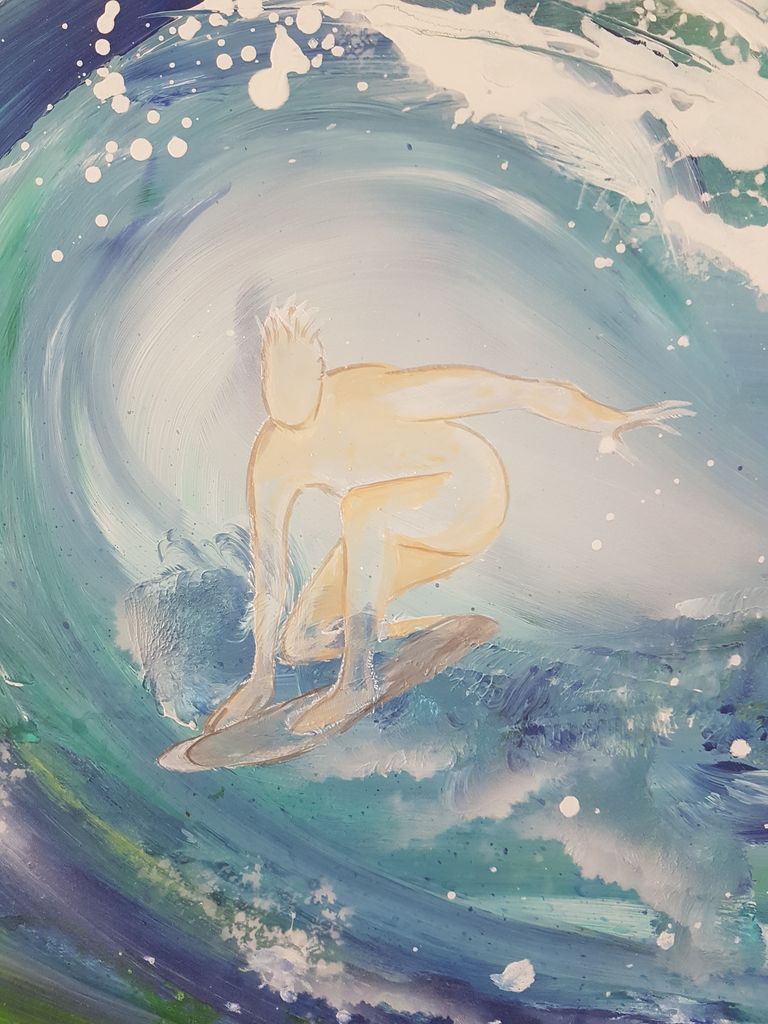 Eine stilisierte Darstellung eines nackten Surfers auf einem Surfbrett, der eine große Welle mit Schaum reitet, in Blautönen. Der Surfer ist in einer gebückten Haltung mit einem Arm nach vorne ausgestreckt gemalt.