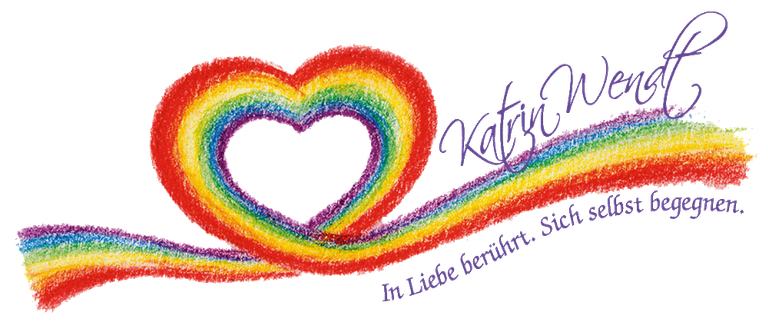 Ein buntes Regenbogen-Herz mit einem geschwungenen Regenbogenstreifen und dem Schriftzug "Katrin Wendt" sowie dem Text "In Liebe berühren, sich selbst begegnen."
