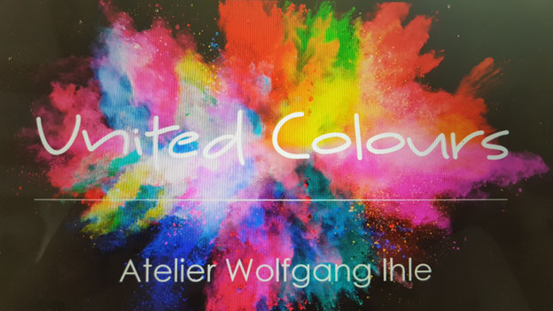 Bunter Farbspray-Hintergrund mit dem Schriftzug "United Colours" und darunter "Atelier Wolfgang Ihle" auf schwarzem Untergrund.